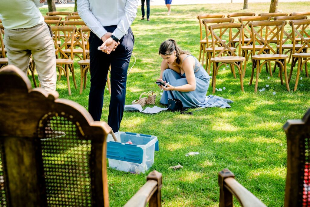 Ceremoniemeester die tijdens de bruiloft aan het organiseren is. Deze ceremoniemeester kun je inhuren.