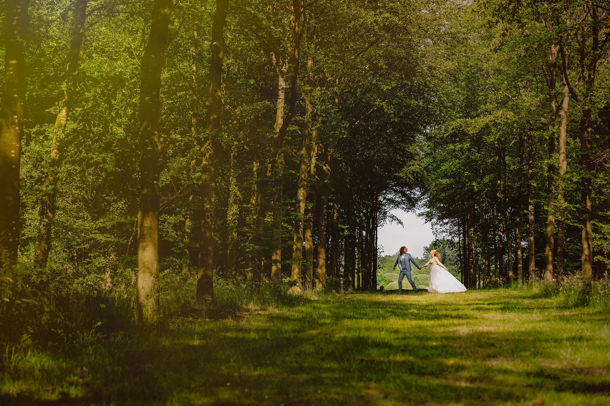 Bruidspaar op trouwlocatie met ceremoniemeester en wedding planner in een die alles regelt en organiseert. Die kun je inhuren.