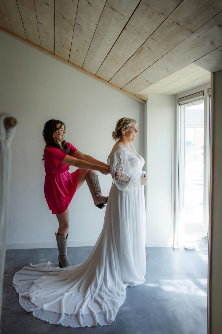 Naomi van The Event Planner doet jurk van bruid dicht op grappige manier