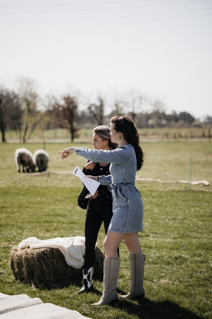 aomi de Olde, weddingplanner bij The Event Planner in Enschede, tijdens een bruiloft in Twente