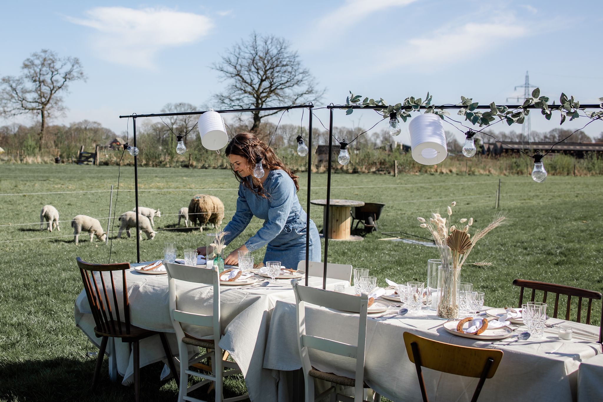 Ceremoniemeester Naomi de Olde van The Event Planner coördineert een bruiloft in Overijssel