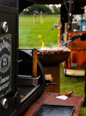 Beleef Horeca live cooking setup met barbecue en open vuur tijdens evenement in Overijssel