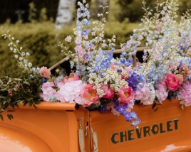 Salty Weddings bloemenarrangement op vintage Chevrolet pickup voor bruiloft styling