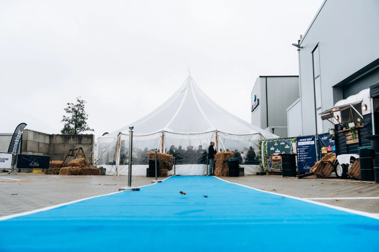 Eventplanner The Event Planner: transparante tent met blauwe loper bij een zakelijk event