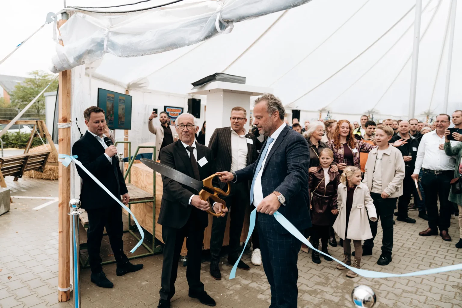 Zakelijk event organiseren: lint knippen bij de opening van een nieuw bedrijfspand in Zutphen, georganiseerd door The Event Planner