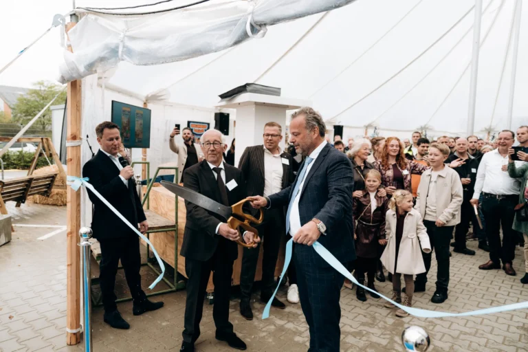 Lintje knippen bij de opening van een nieuw bedrijfspand in Zutphen, georganiseerd door The Event Planner