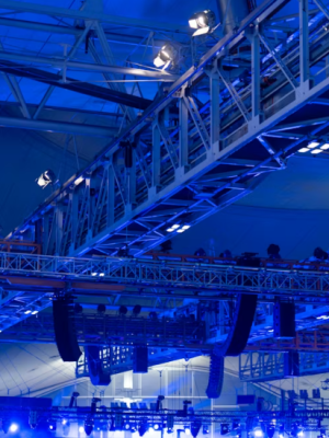 Zakelijk event met professionele lichtinstallatie en podiumopbouw in evenementenlocatie